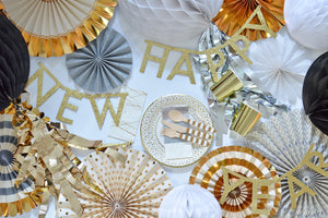 New Years Eve Party Silvester Party in a box Flatlay Geschirr Gold