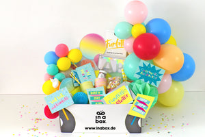 Bild: Funfetti Birthday Party Box mit Papeterie, Deko, Geschirr, Foto Props, Gästeposter, Ballongirlande und vielen Rezepten, Ideen, Tipps und Hacks