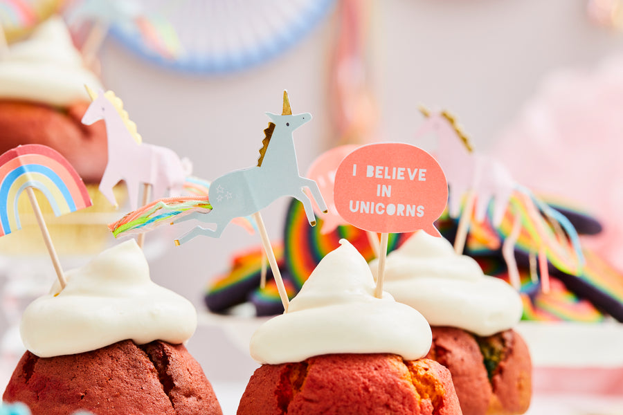 Magical Unicorn in a box Rainbow-Cupcakes mit Wolkenfrosting Cupcake Topper