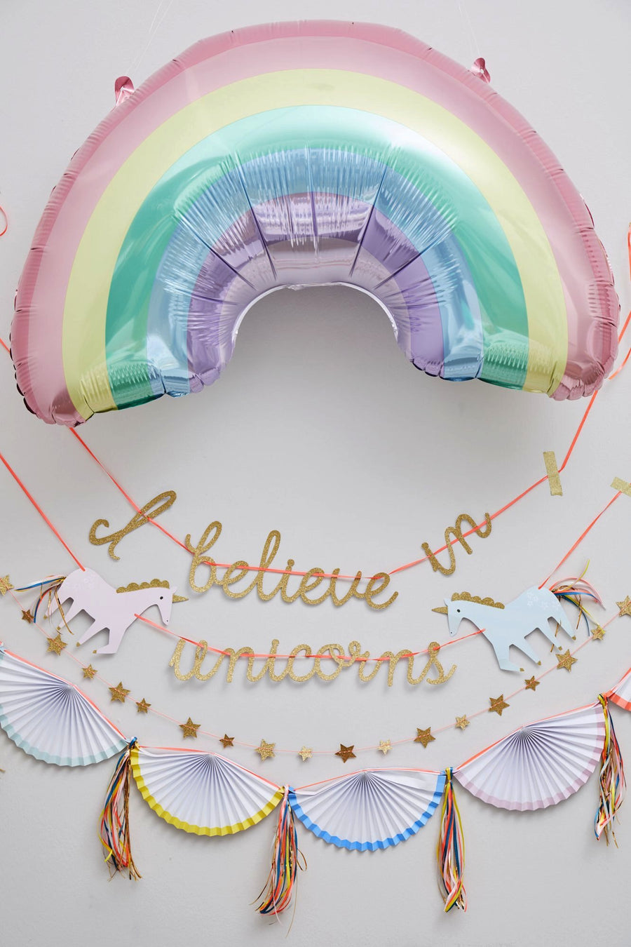 Magical Unicorn in a box Riesenfolienballon Regenbogen und Einhorn-Girlande 4-teilig