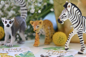 Bild der Gastgeschenke Geschenkanhänger und Mitgebsel aus der Wild One Party Box von in a box mit Safari Ltd