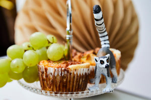 Bild der Wild One Party Box von in a box Gastgeschenk Mitgebsel Lemur mit Quiche und Wabenball